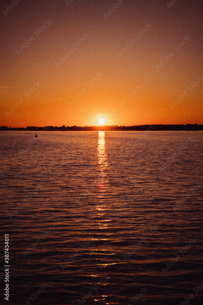 Sonnenuntergang über Wasser