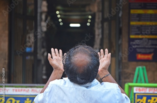 Fotografie Devotee in front of temple