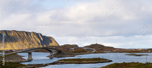 Fototapeta Naklejka Na Ścianę i Meble -  Wyspa Flakstadøya nalerząca do Archipelagu Lofoty w okręgu Nordland w Norwegii