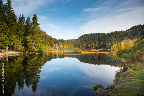 Fototapeta Naklejka Na Ścianę i Meble -  Herbstlicher Lac de Lispach in den Vogesen