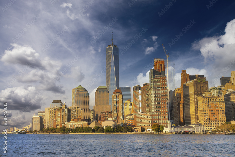 Obraz premium Amazing sunset colors of Lower Manhattan skyline from the ferry boat, New York City