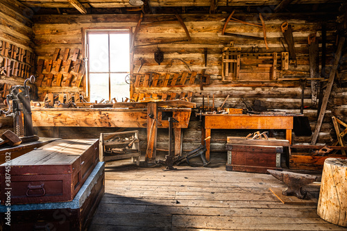 Quadro su tela Vintage wild west carpenter shop interior with antique tools