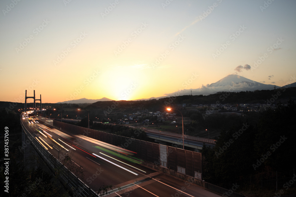 富士山と東名高速道路の夕暮れ