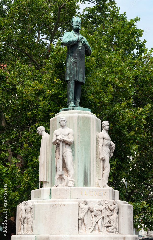Obraz premium Monument to Austrian politician Karl Lueger in Vienna