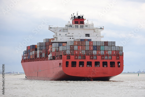 Rotes Containerschiff erreicht den Hafen
