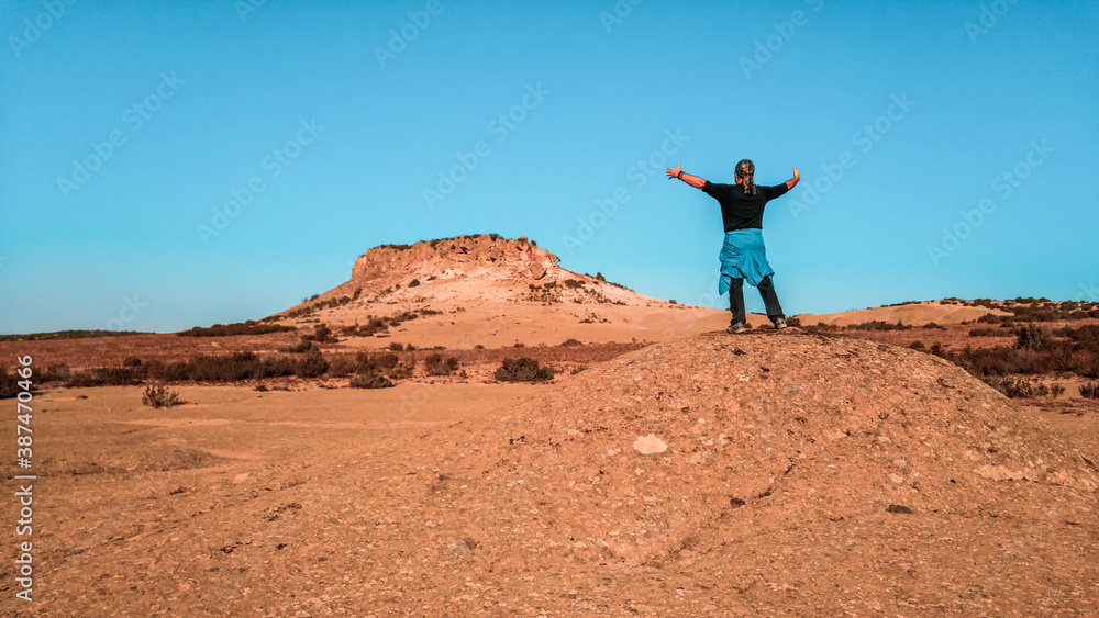 Obraz premium person in the desert