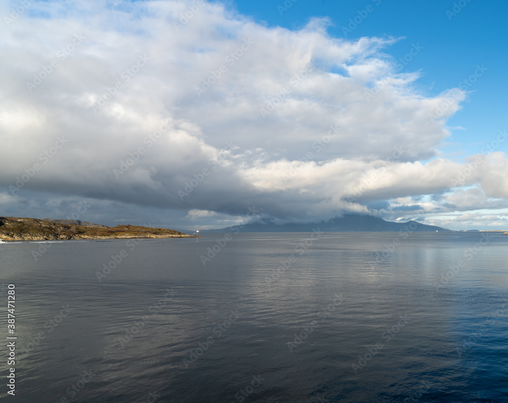 Saltfjorden w okolicy norweskiego miasta Bodo Saltfjorden w okolicy norweskiego miasta Bodo