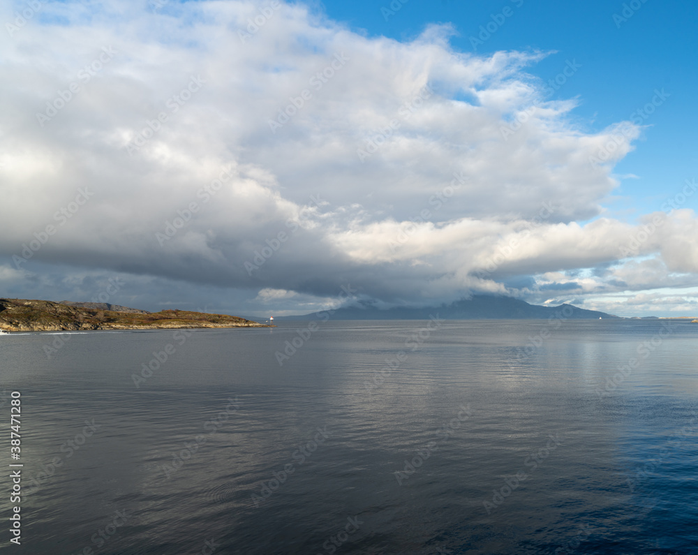 Saltfjorden w okolicy norweskiego miasta Bodo	