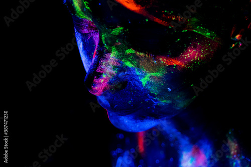 maquillaje fluorescente en modelo con luz violeta inspirado en la nebulosa 