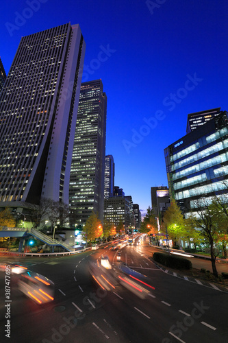 新宿高層ビルの夕景 © Paylessimages