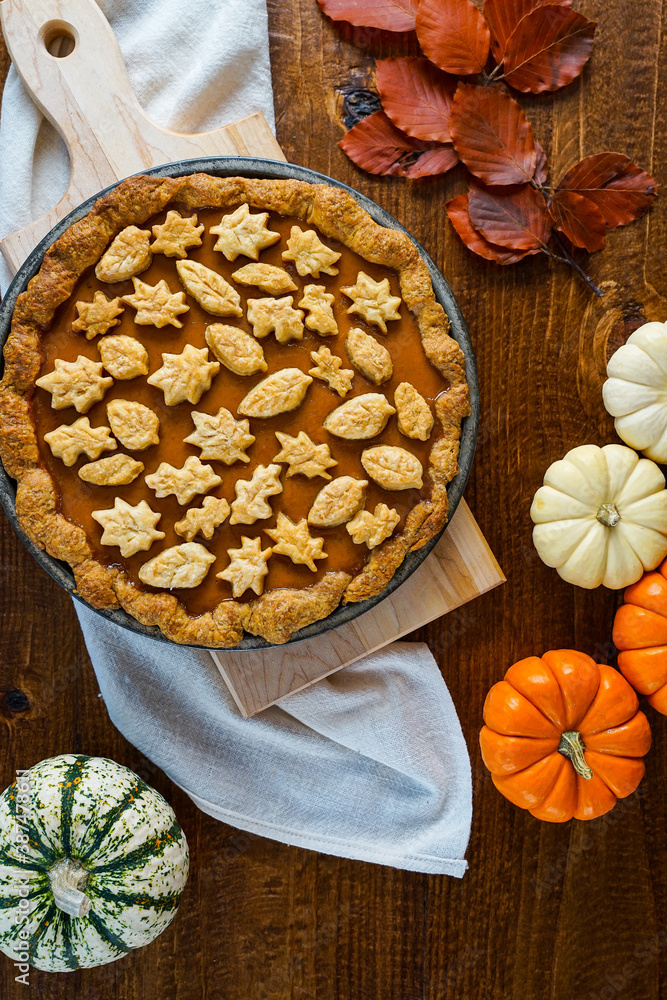 Pumpkin pie with leaf details Pumpkin pie with leaf details