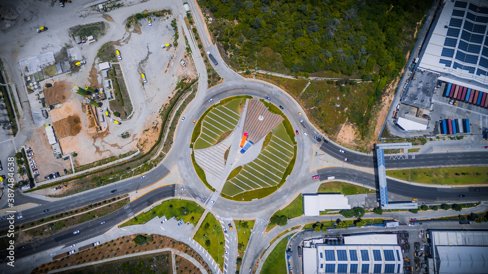 Vista cenital de drone sobre avenida en plano general, naturaleza, paisaje calle, autopista