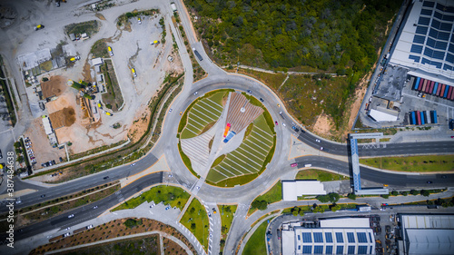Vista cenital de drone sobre avenida en plano general, naturaleza, paisaje calle, autopista