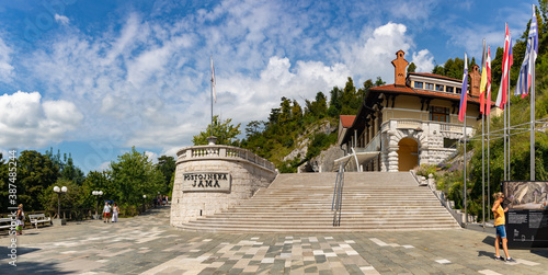 Bild auf Leinwand Postojna Cave Entrance Panorama