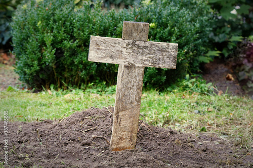 Fotografie simple cheap wooden cross on a paupers grave