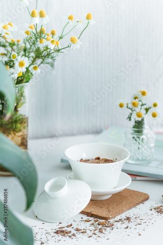 Gaiwan with tea and flowers  © Entubolsillo