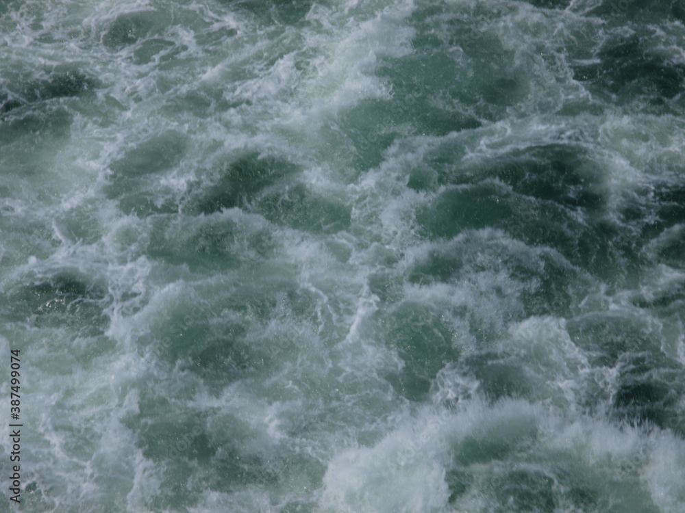 Fototapeta premium フェリーのエンジンで巻き上がる航跡_2