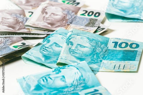 Real Brasileiro, Dinheiro do Brasil. Várias cédulas de banco do dinheiro brasileiro isoladas em fundo branco. Riqueza, prosperidade e investimentos. photo