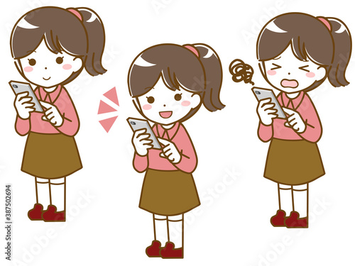 スマホを操作する女の子