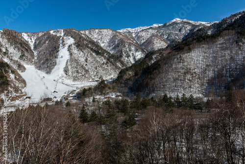 平湯峠トンネルを出た平湯スキー場の景観