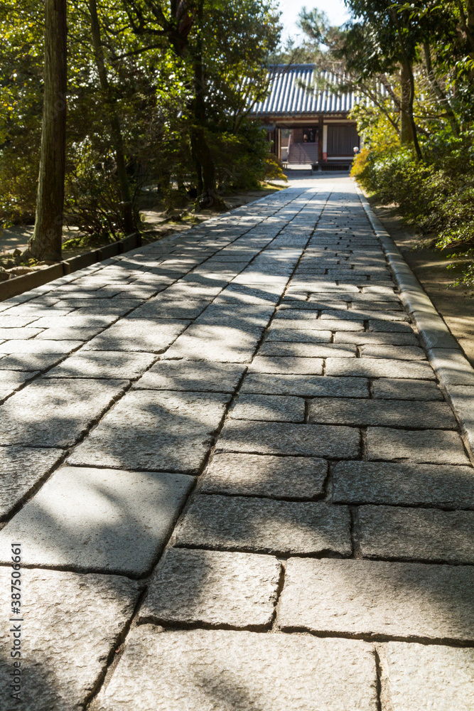 木陰の落ちる石畳 木陰の落ちる石畳