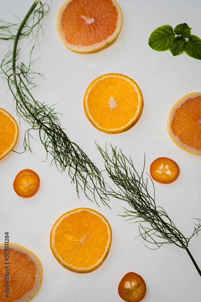 rodajas de distintos tamaños de naranja pomelo quinoto y menta sobre