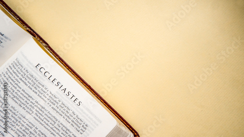 Foto Open pages of the bible background (book of Ecclesiastes)