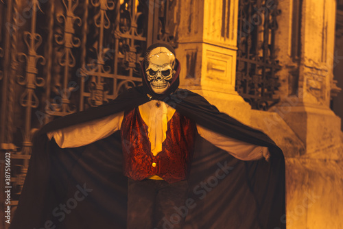 Niño disfrazado de vampiro con mascara para halloween