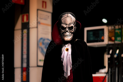 Niño disfrazado de vampiro con mascara para halloween