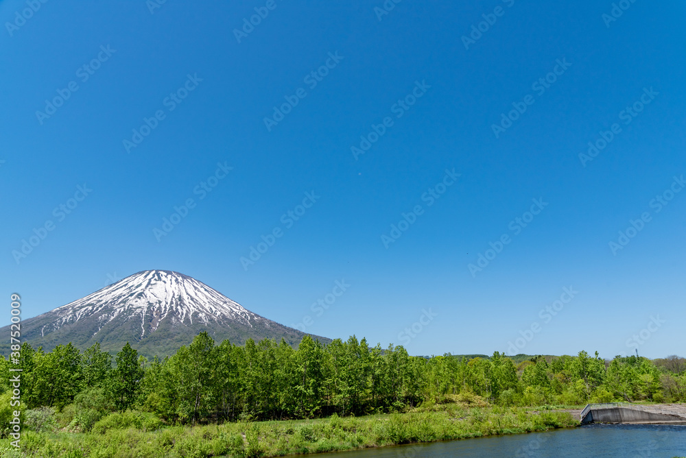 さわやかな青空と羊蹄山 / 北海道ニセコエリア ドローン空撮