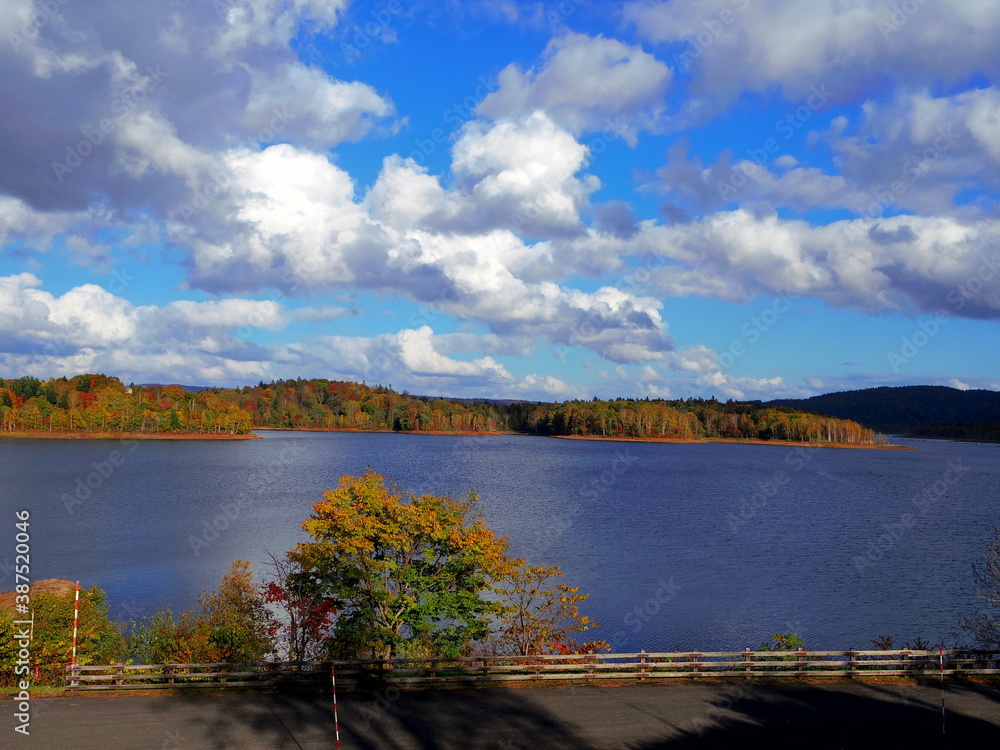 Obraz premium 秋の朱鞠内湖（北海道雨竜郡幌加内町）