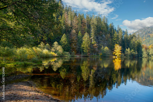 Lac de Retournemer in den Vogesen im Herbst