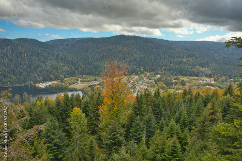 Blick auf den Lac de Gerardmer in den Vogesen im Herbst