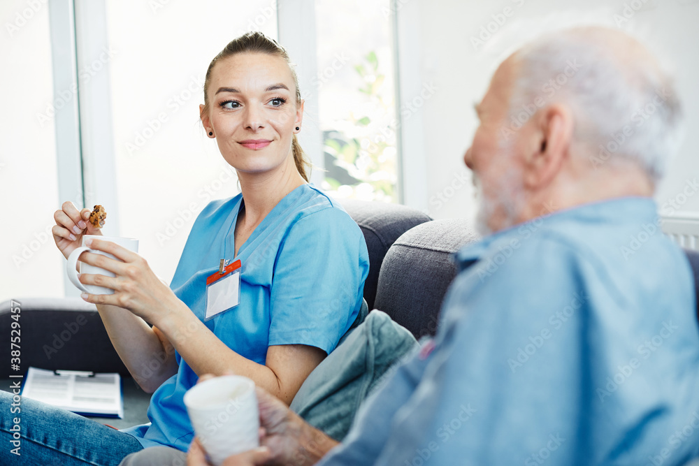 Obraz premium nurse doctor senior care caregiver help assistence retirement home nursing elderly man