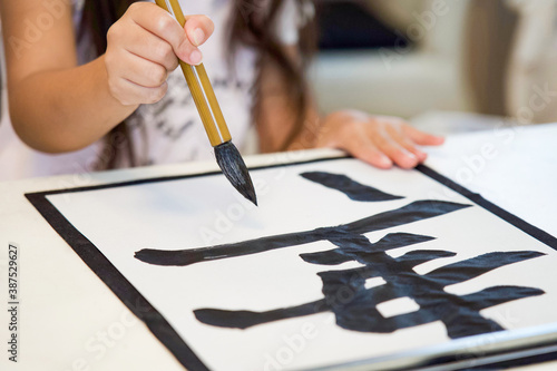 書道をする女の子