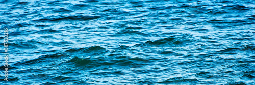 Blaues Wasser mit Wellen Panorama