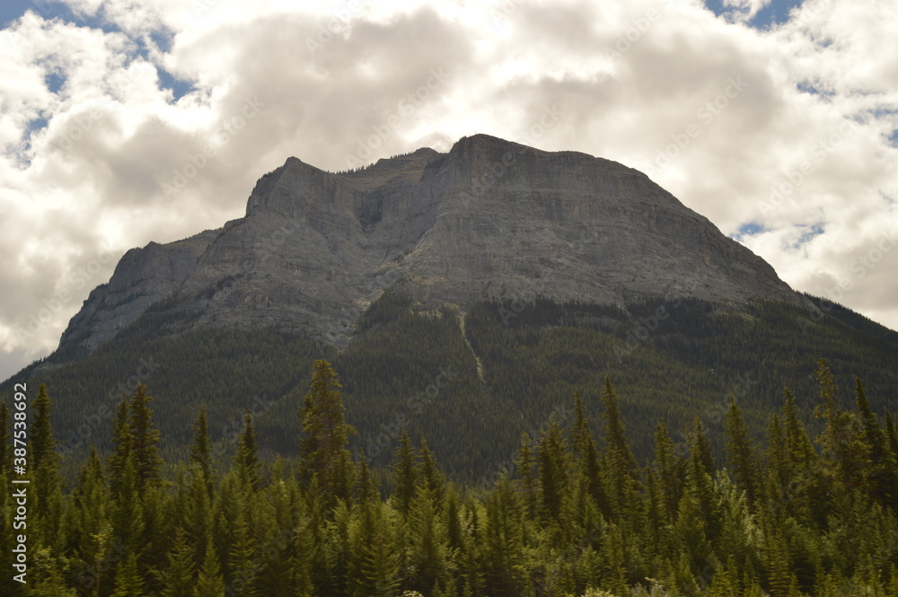 Obraz premium Hiking, climbing and camping in the Mount Assiniboine National Park in the Rocky Mountains between Alberta and British Columbia, Canada
