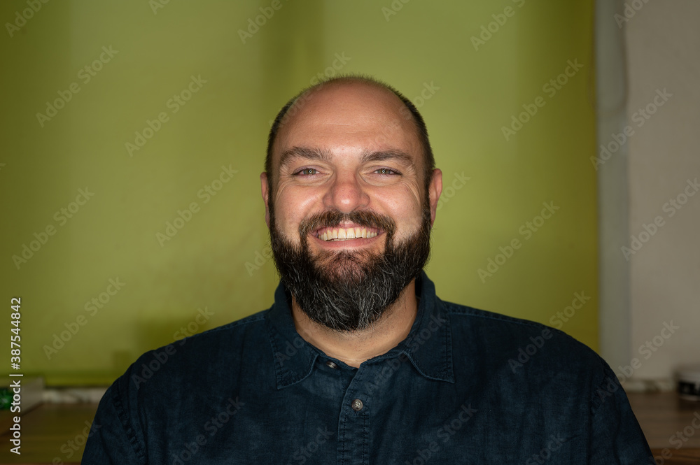 Obraz premium Man smiles friendly at the camera