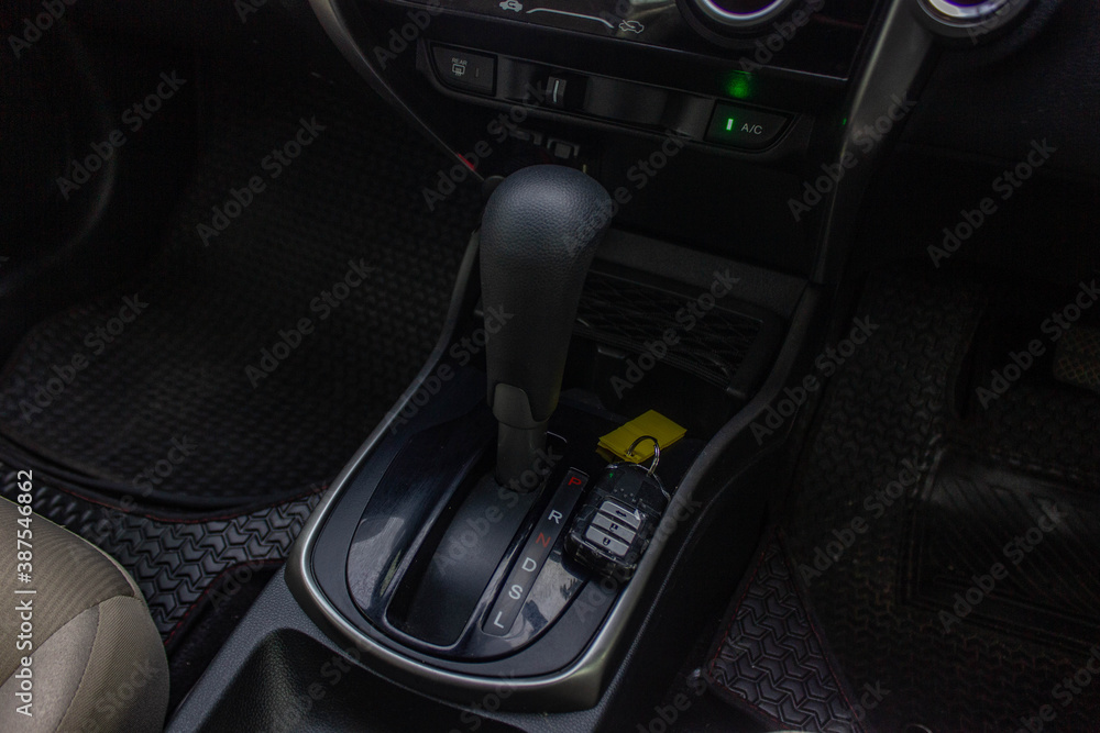 Obraz premium automatic transmission shift selector in the car interior. Closeup a manual shift of modern car gear shifter.