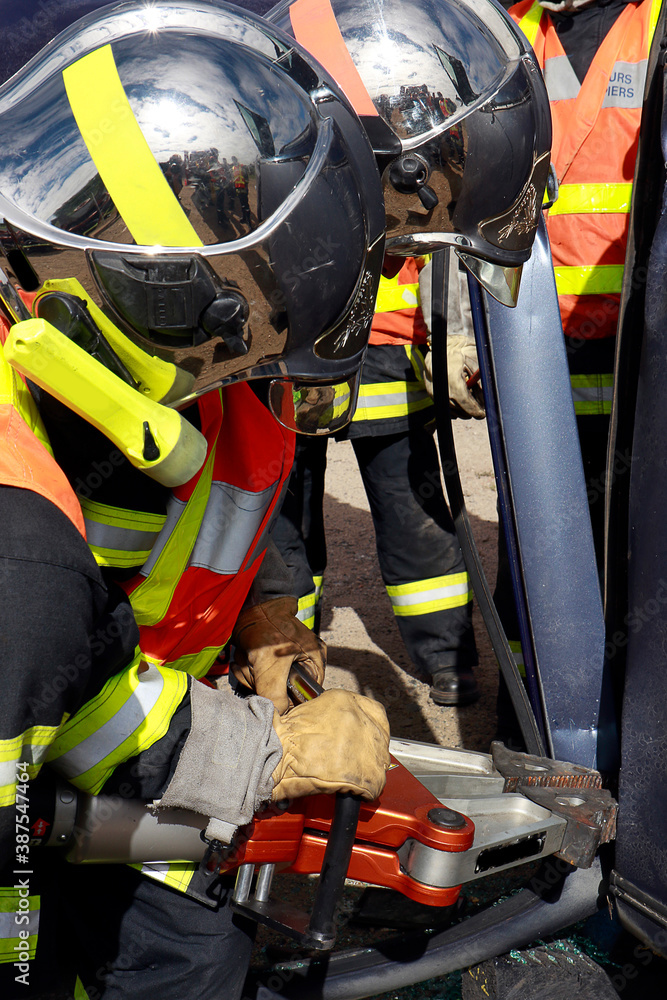 Naklejka premium Désincarcération à l'écarteur