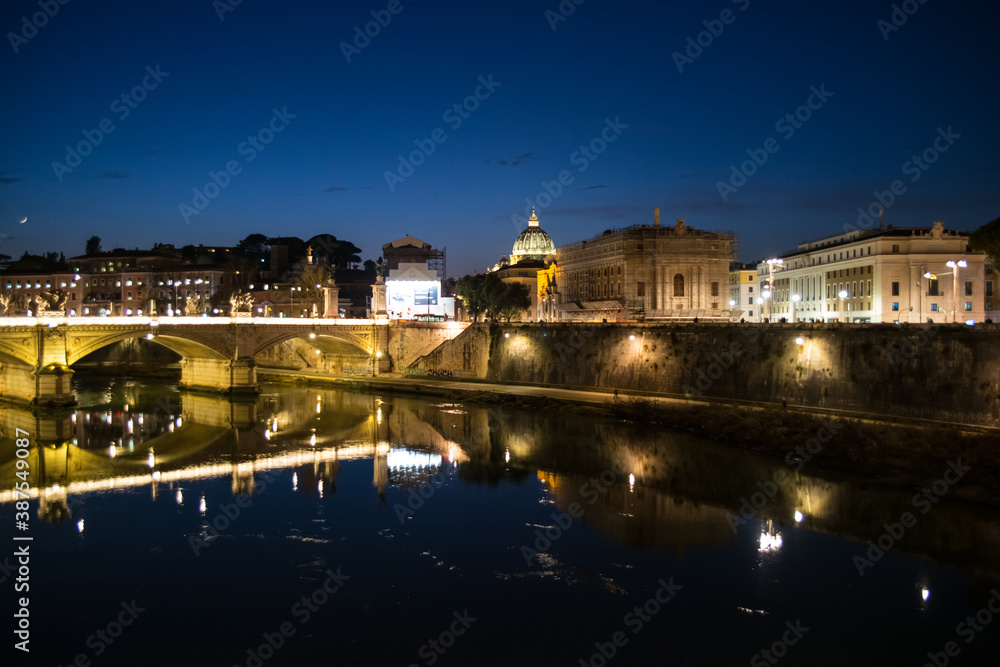 Nachtaufnahme Fluss Arno in Rom mit Vatikan im Hintergrund.