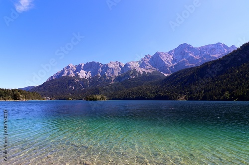 Ein wunderschöner see in den Bergen  photo