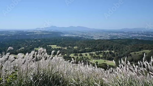 阿蘇　俵山山頂から熊本市街・金峰山・長崎普賢岳・有明海・最高に美しい秋晴れ風景
背景・背景素材・背景画像
日本・九州・熊本県・南阿蘇2020年10月
From the summit of Mt. Tawara, Kumamoto city, Mt. Kinpo, Mt. Fugen, Nagasaki, Ariake Sea, the most beautiful autumn scenery photo