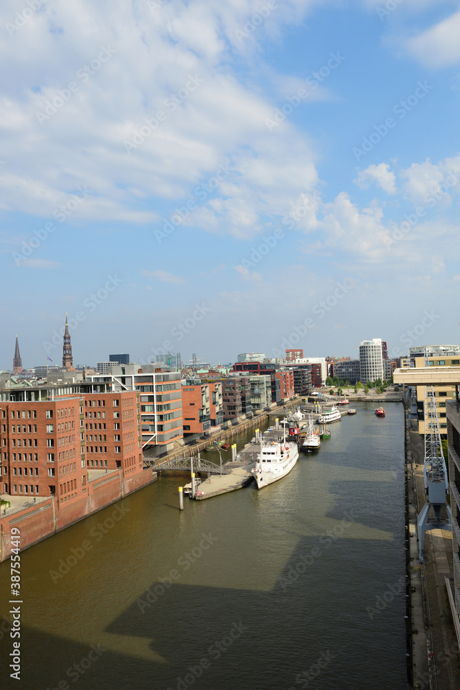 Obraz premium blick auf hamburg von der philharmonie, deutschland