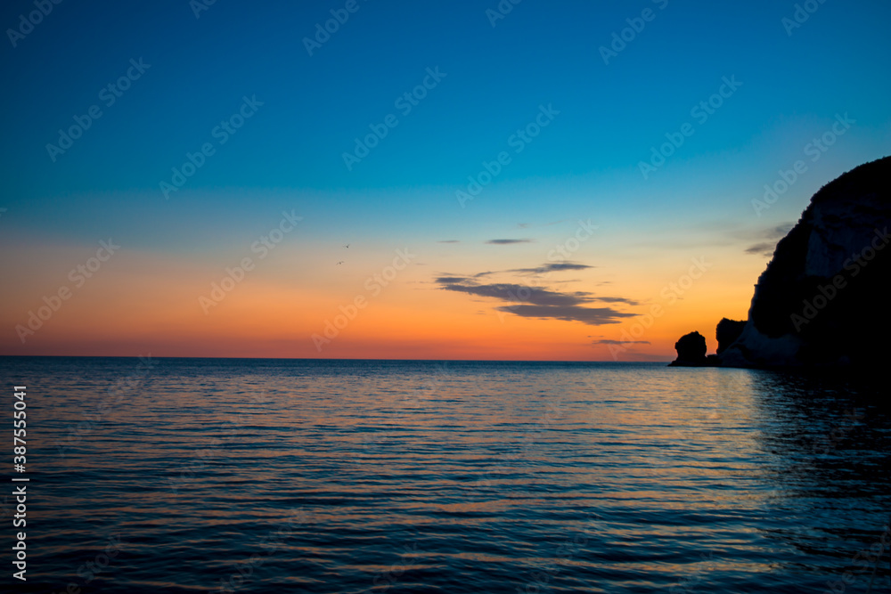 Sonnenuntergang in einer Ankerbucht im Mittelmeer mit bizzarer Felsformation,  Ponza Italy 