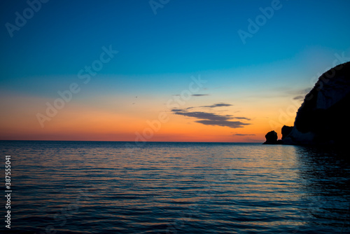 Sonnenuntergang in einer Ankerbucht im Mittelmeer mit bizzarer Felsformation, Ponza Italy 