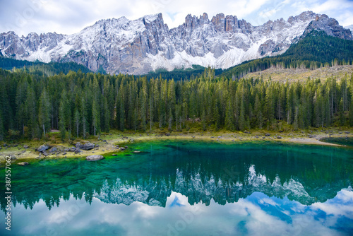 Einer der schönsten Seen in Südtirol ist der Karersee. Sein Wasser leuchtet in den schönsten grünen Tönen, das Latimargebirge spiegelt sich im Wasser.