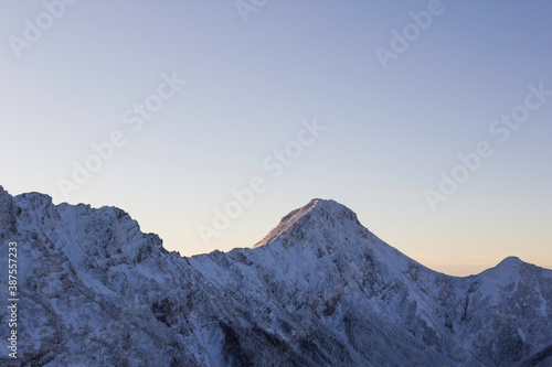 12月の早朝に硫黄岳から見える赤岳