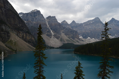 Fototapeta Naklejka Na Ścianę i Meble -  The turquoise Moraine Lake and the waterfalls and nature of the Rocky Mountains in British Columbia, Canada