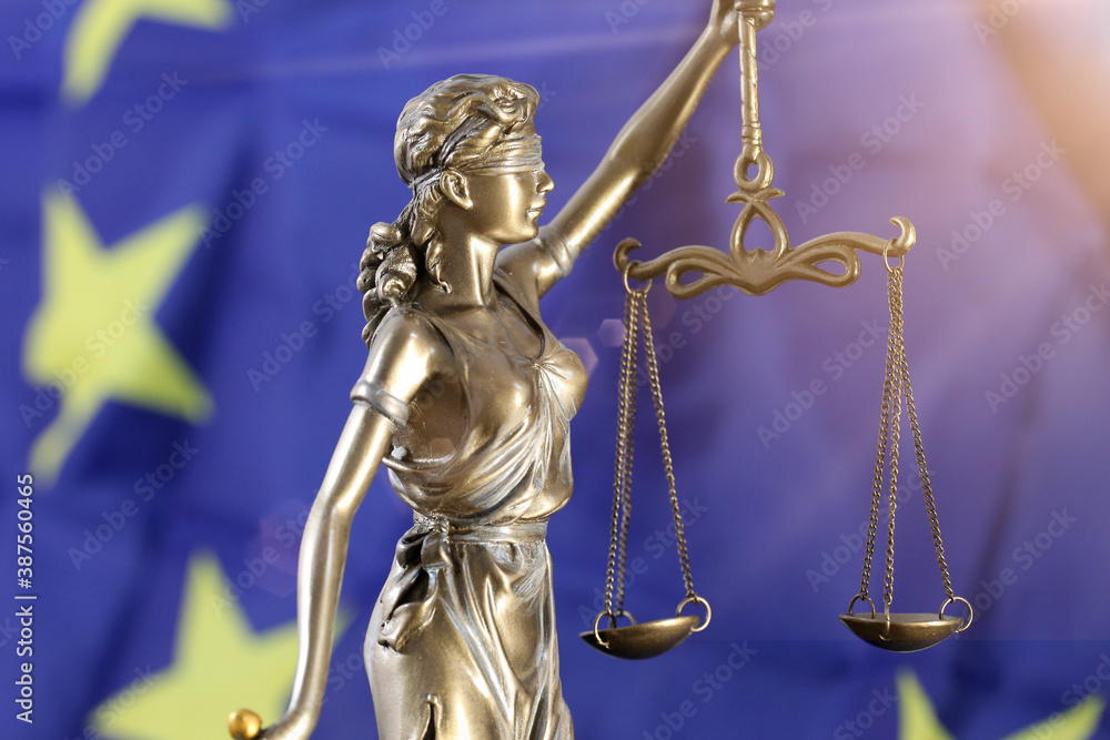 Symbolbild: Justitia vor einer Europa-Flagge Symbolbild: Justitia vor einer Europa-Flagge